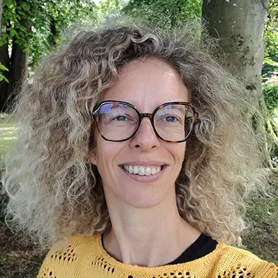 Carol Godefroy, hypnothérapeute et enseignante de kundalini yoga