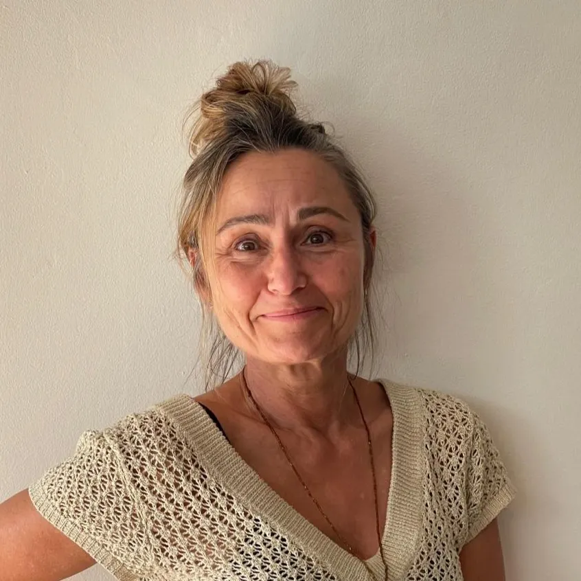 Joanne Ralitera, professeure de Yoga Flow et praticienne en massage thaï